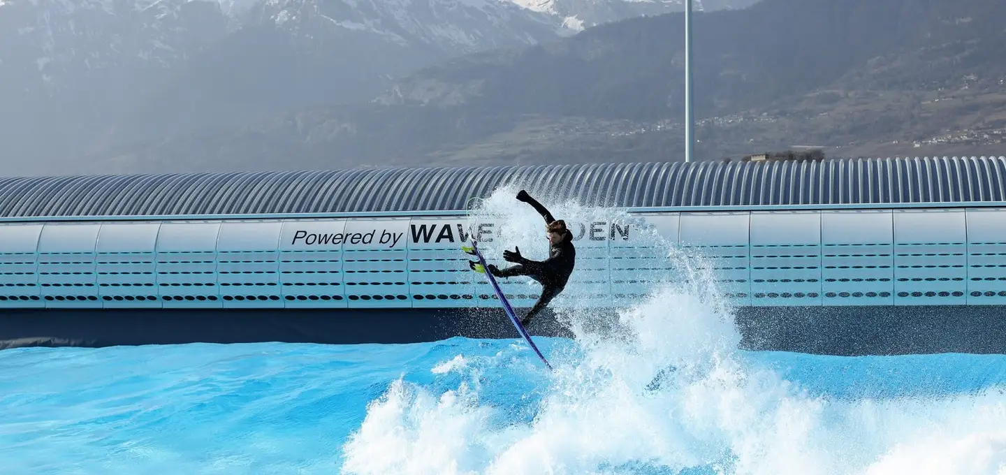 Surfista na Alaïa Bay, Suíça — Foto: Vicente Romero/Wavegarden